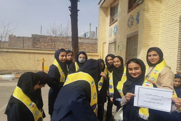 کاشت نهال به مناسبت روز درخت کاری دردبیرستان شهید مجید دهنوی 