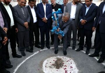 کلنگ احداث مرکز درمانی فرهنگیان در شهر کهنوج به زمین زده شد