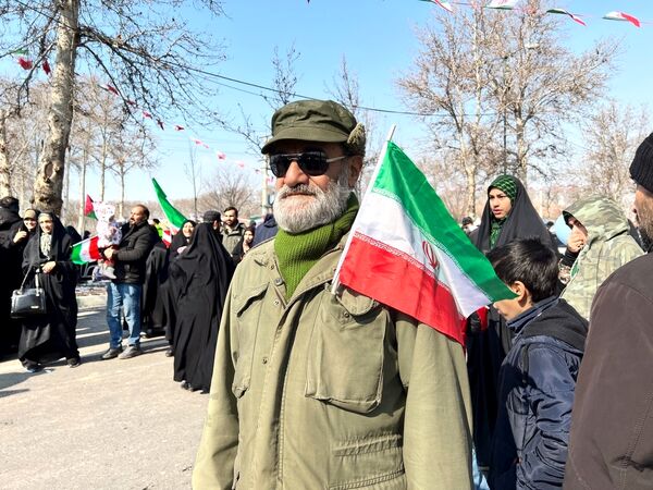 حضور دانش‌آموزان دبستان المهدی در راهپیمایی ۲۲ بهمن 