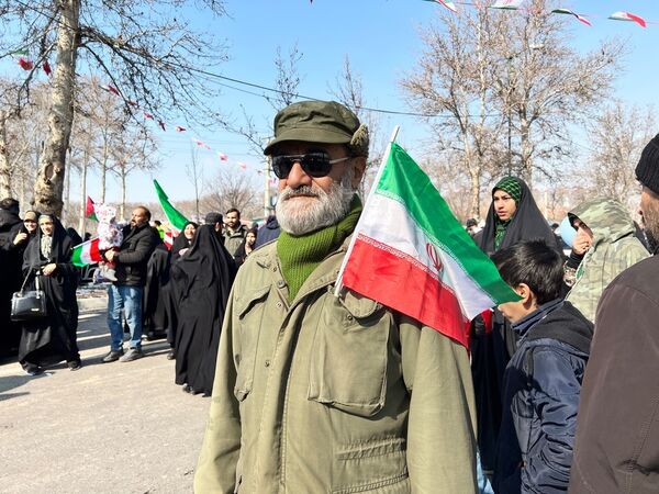 حضور دانش‌آموزان دبستان المهدی در راهپیمایی ۲۲ بهمن 