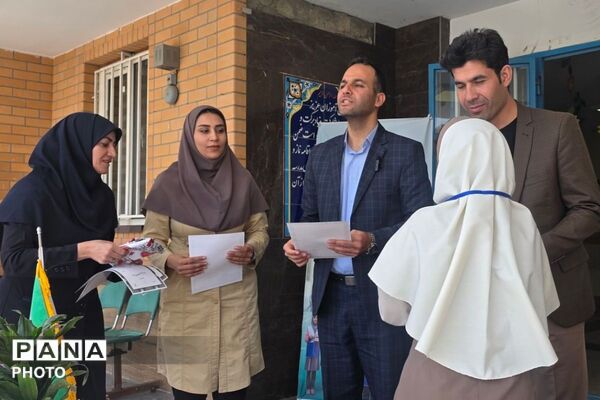 تقدیر از سفیران فعال مدرسه بنی  هاشمی رباط‌کریم
