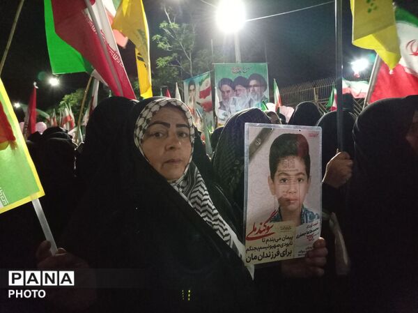 از دیروز تا امروز همیشه پای انقلاب