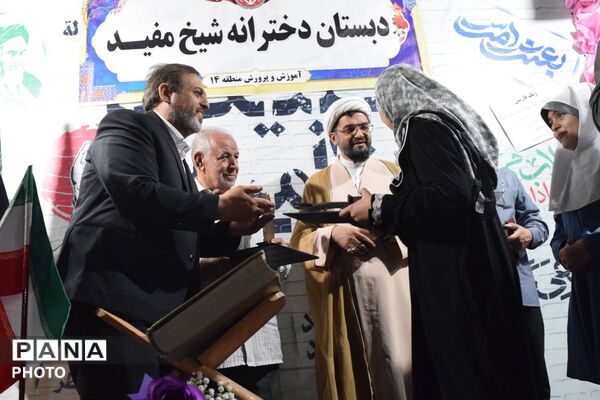 وداع با دوران ابتدایی؛ جشن فارغ‌التحصیلی ششم‌دختران «شیخ مفید» در منطقه ۱۴
