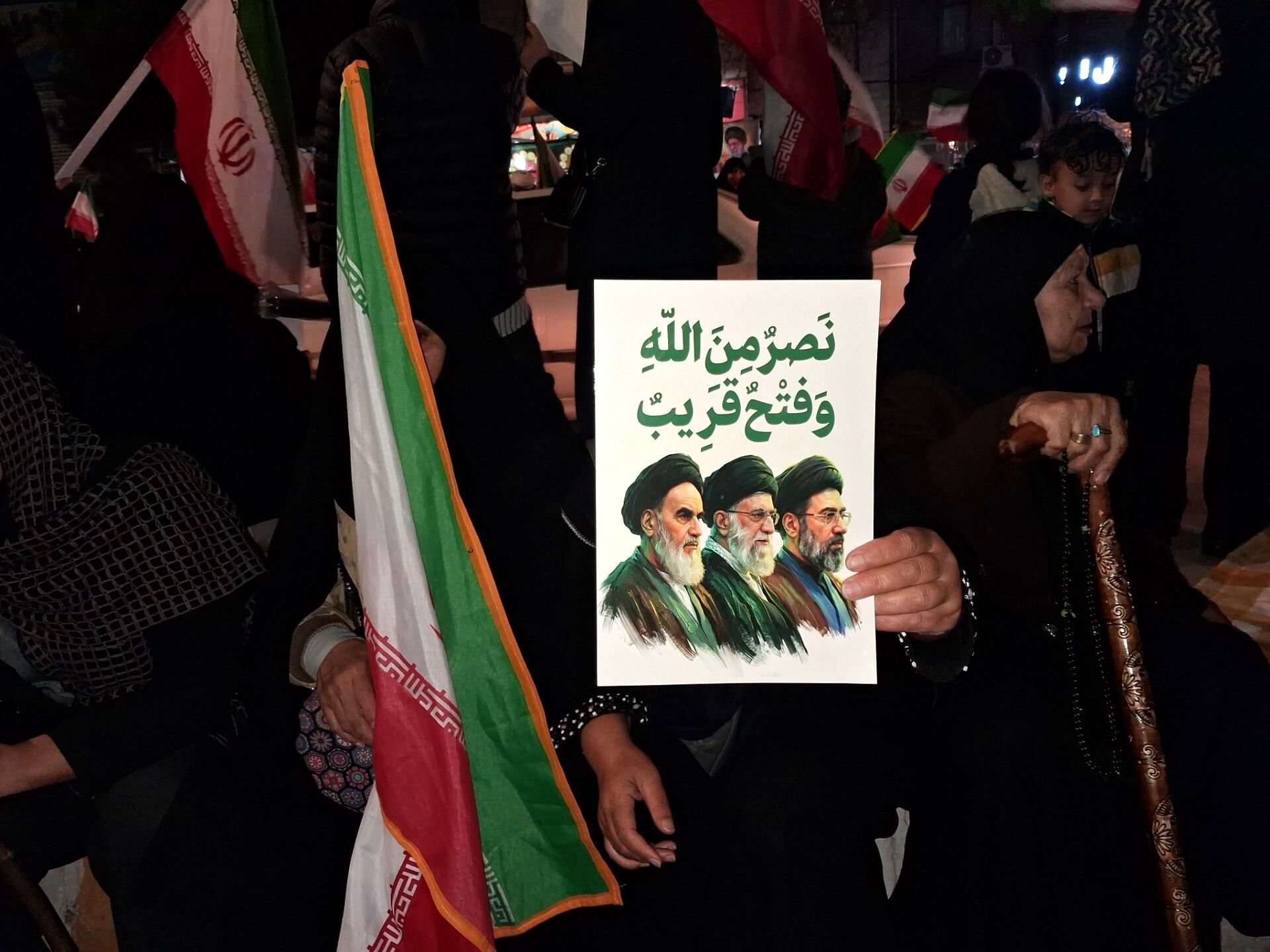 وحدت  رمز پیروزی مقابل دشمن 