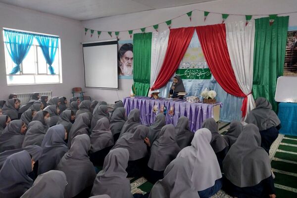 برگزاری جشن دهه کرامت و روز دختر در مدرسه نمونه دولتی فدک