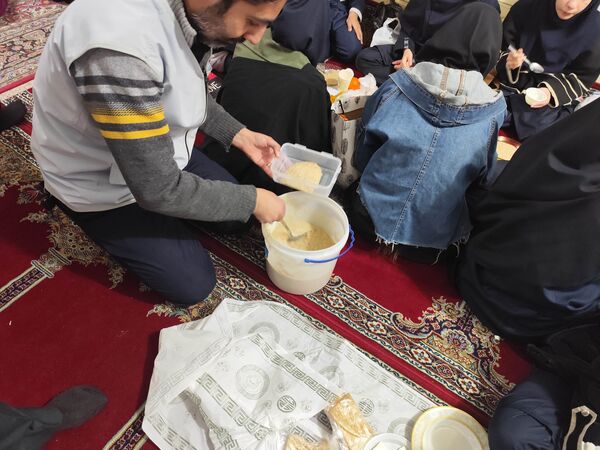 برپایی سفره افطار در دبیرستان امام علی(ع)ناحیه پنج 