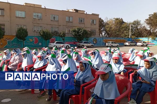 زنگ جشن شکوفه‌ها در مدرسه «آیین روشن» شهریار نواخته شد