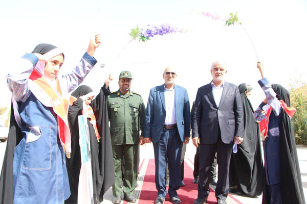 ثبت اثر انگشت هزار دانش‌آموز یزدی پای پرچم ایران