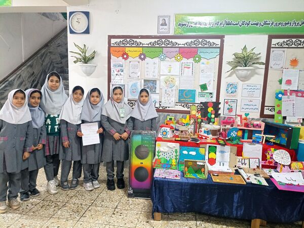 نمایشگاه دستاوردهای علمی و پژوهشی دبستان نرجس یک و دو 