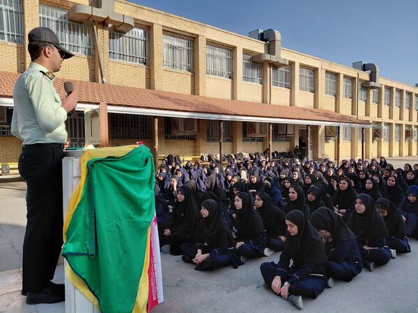 امنیت از کلاس تا خیابان؛ پلیس در جمع دانش‌آموزان بهادری