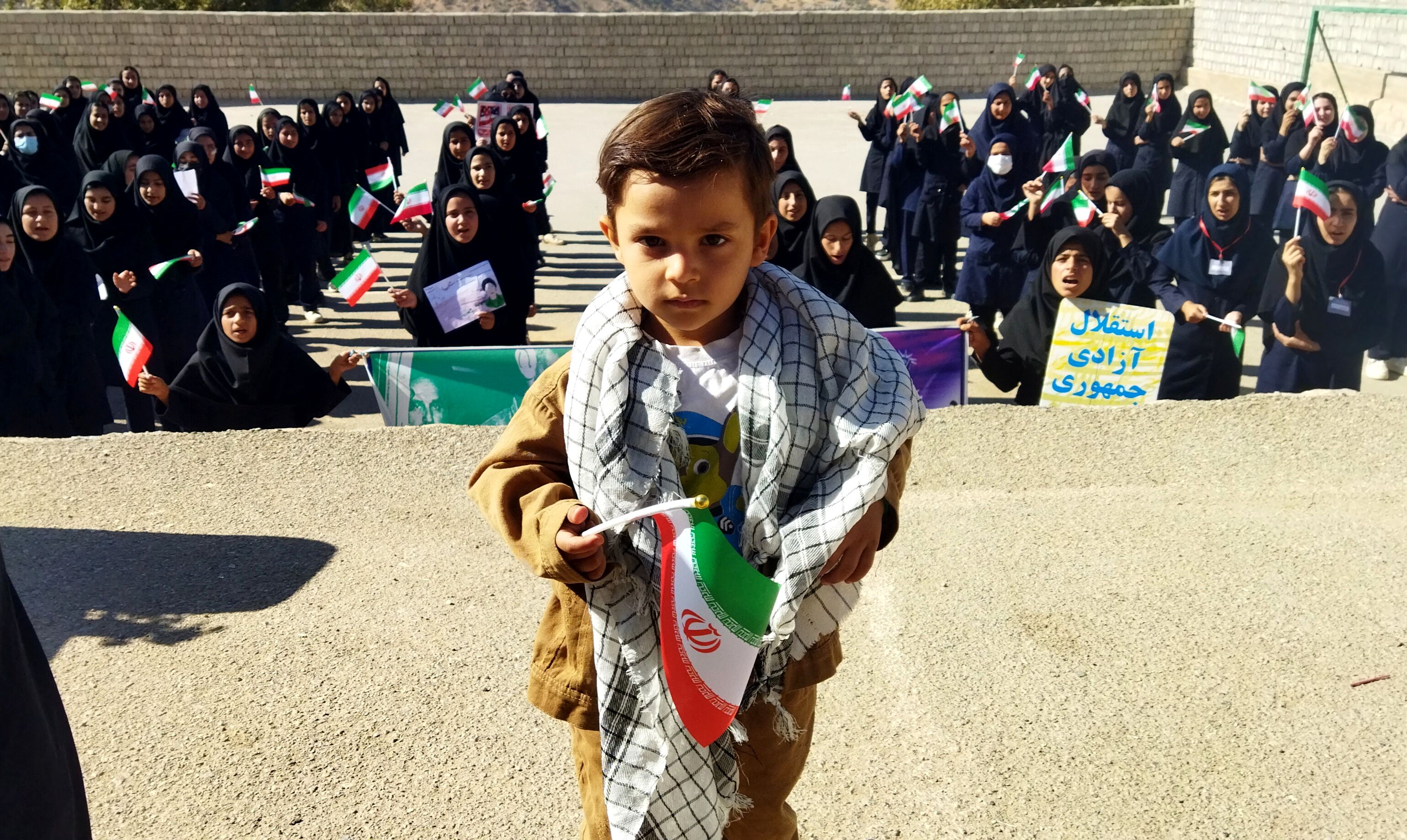 تجلی اتحاد و مقاومت در راهپیمایی ۱۳ آبان آموزشگاه سبحان و مائده شلیل