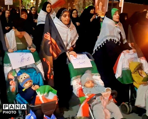 پیشگامان نمایش شور میهن دوستی در تجمعات شبانه 
