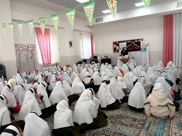 نسیم دانایی در کویر مروست: هفته کتاب و کتاب‌خوانی با شور و نشاط در مدرسه زینب(س) 