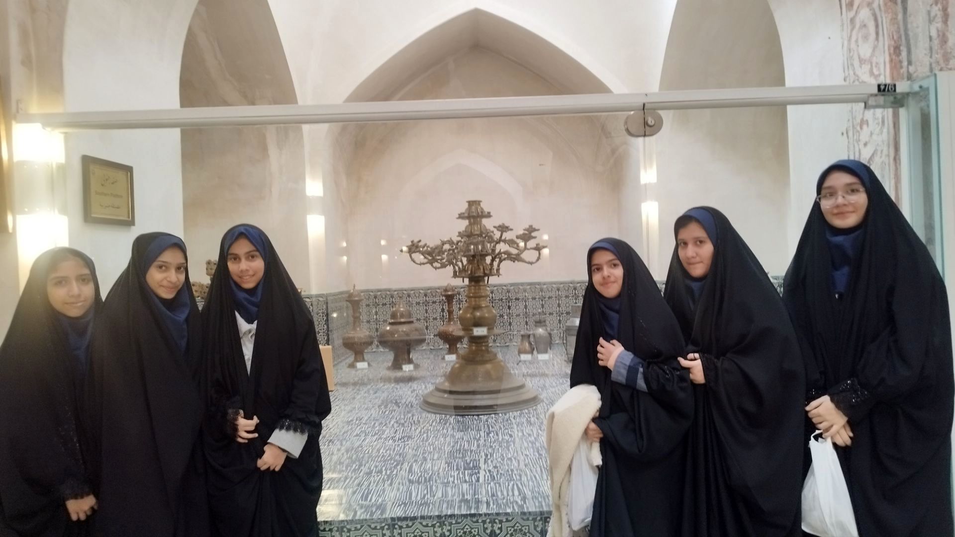 اردوی معنوی دانش آموزان دبیرستان شاهد تکتم در حرم مطهر رضوی