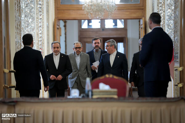 نشست وزیر امور خارجه با سفرا و روسای نمایندگی‌های خارجی و بین‌المللی