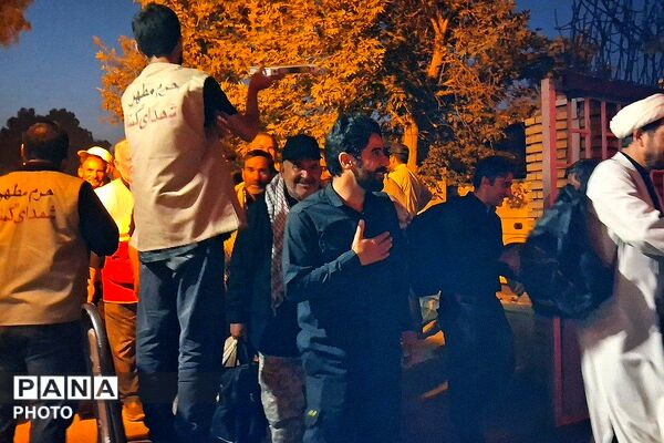 نوجوانان؛ پیشگامان میزبانی از مهمانان مراسم وداع و تشییع پیکر امام امت