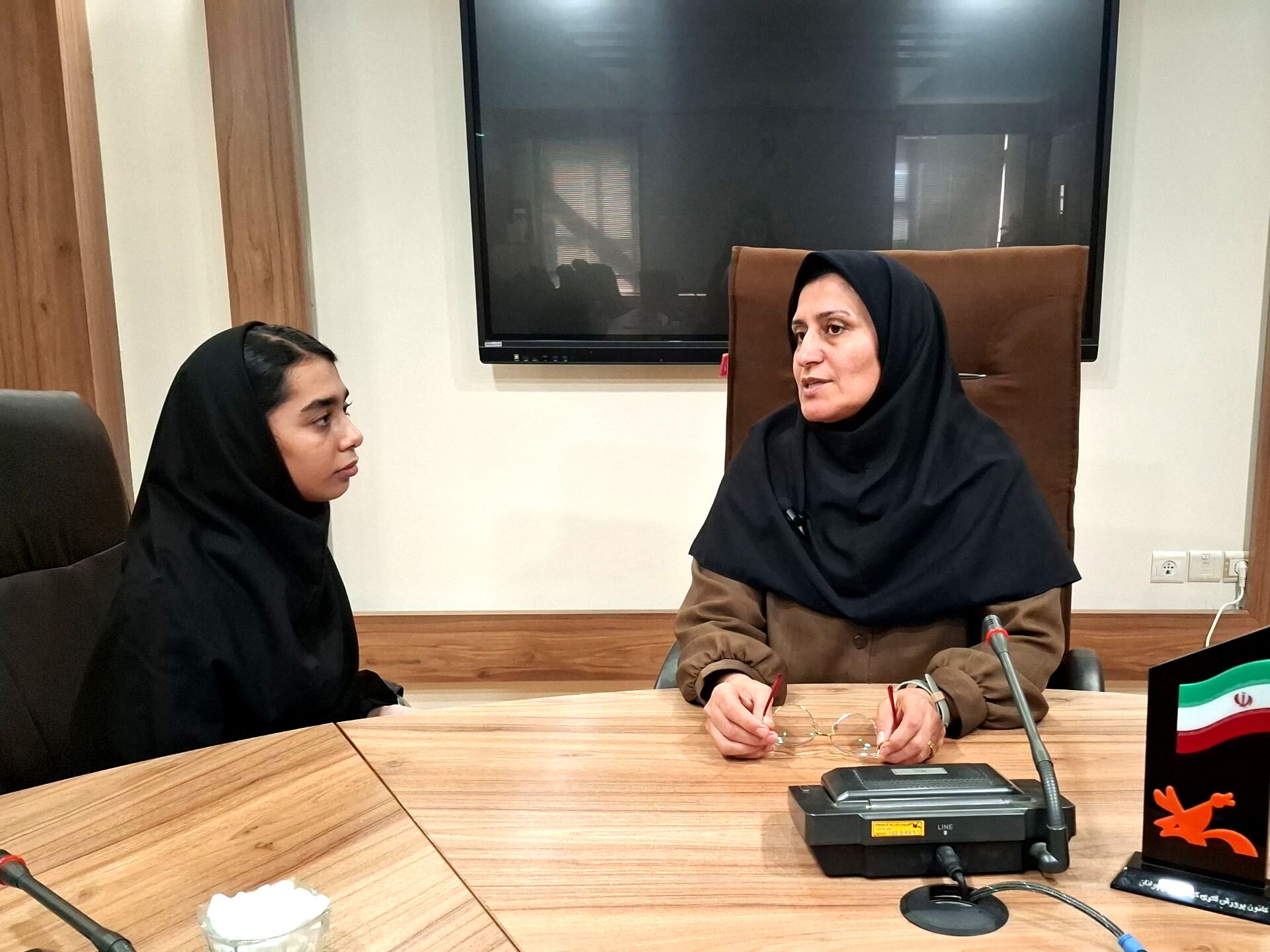 ادبیات بر فرهنگ و هنر جامعه تاثیر دارد