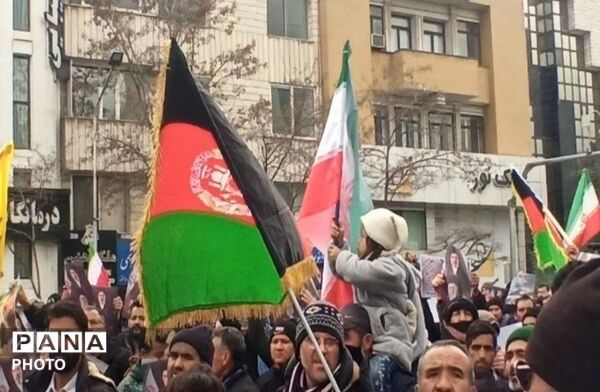 تصاویر حضور مهاجران مسلمان در مشهد؛ همبستگی با ملت ایران در سوگ امام خامنه‌ای (ره)