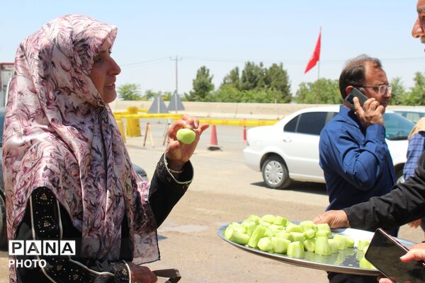 پذیرایی یاران خراسانی از زائران رهبر شهید در مهمانک
