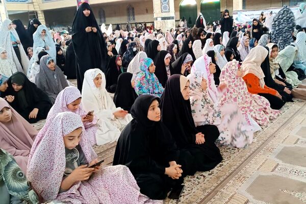 لحظات ناب راز و نیاز دانش‌آموزان دختر اسلامشهری در خلوت عاشقانه با خدا در اعتکاف