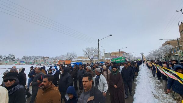 حضور پر شور فرهنگیان و دانش آموزان در کنار مردم ولایتمدار شهرستان صالح آباد در یوم الله ۲۲بهمن