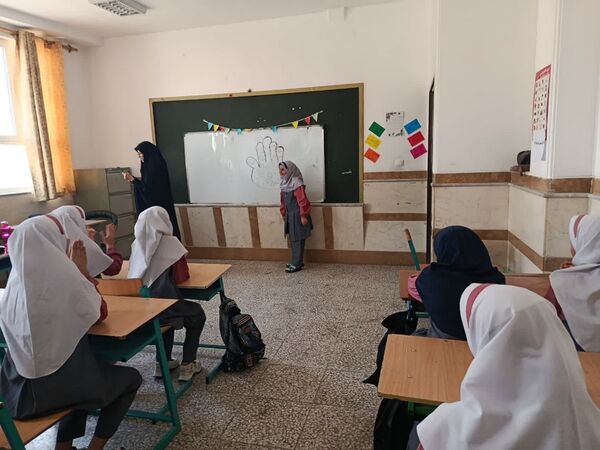 فعالیت جهادی دانشجومعلمان قم در روستای مومن آباد