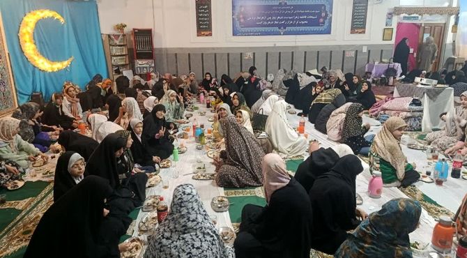 اعتکاف مادر‌دختری در مسجد فاطمیه نیشابور