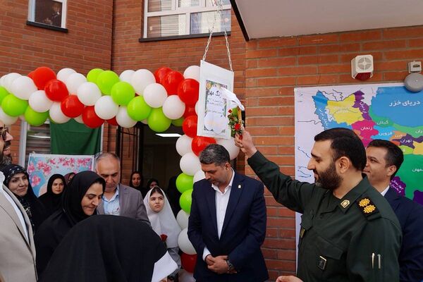 طلوع علم در مدرسه روشنگر با نغمه زنگ مهر