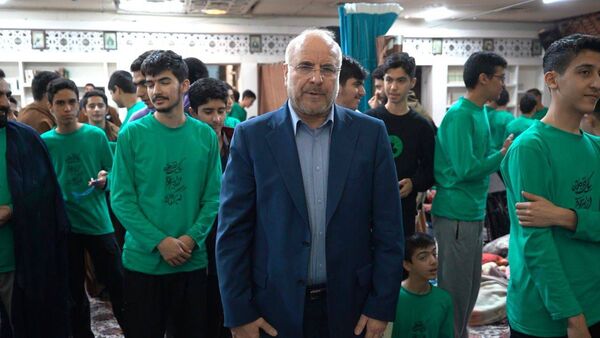 حضور رئیس مجلس شورای اسلامی در بین نوجوانان معتکف