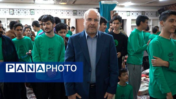 حضور رئیس مجلس شورای اسلامی در بین نوجوانان معتکف