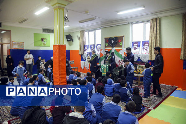 ادای احترام کودکان استثنایی قم به پرچم حرم نورانی حضرت معصومه(س)