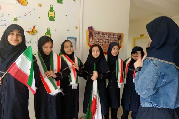 هنرنمایی دانش‌آموزان ناحیه دو شهرری در جشن انقلاب 