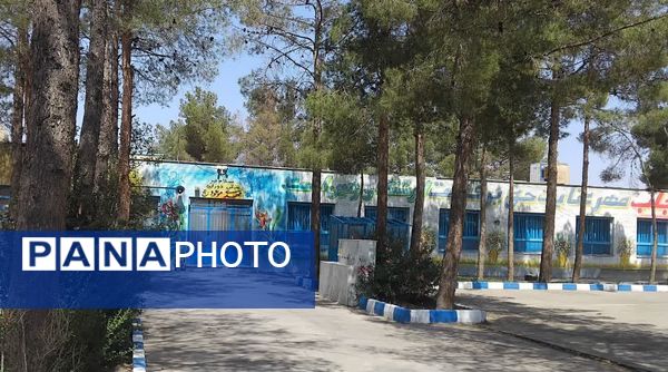 پروژه مهر دبیرستان دخترانه بنت الهدی کوهپایه رنگ آمیزی تجهیز و پاکسازی برای خلق محیطی الهام بخش و یادگیری مثبت