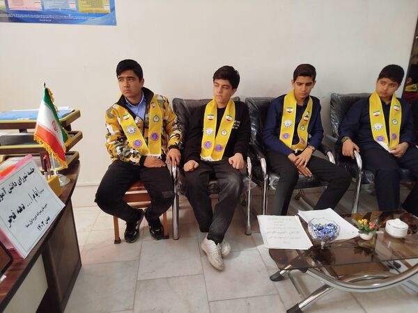 جلسه شورای دانش‌آموزی دبیرستان پسرانه متوسطه اول سما شهرستان کاشمر به مناسبت ایام دهه فجر 