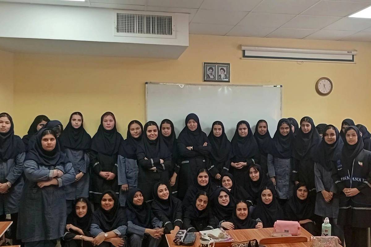 عکس یادگاری دانش‌آموزان مدرسه اختر صدوقی شهرستان پیشوا 