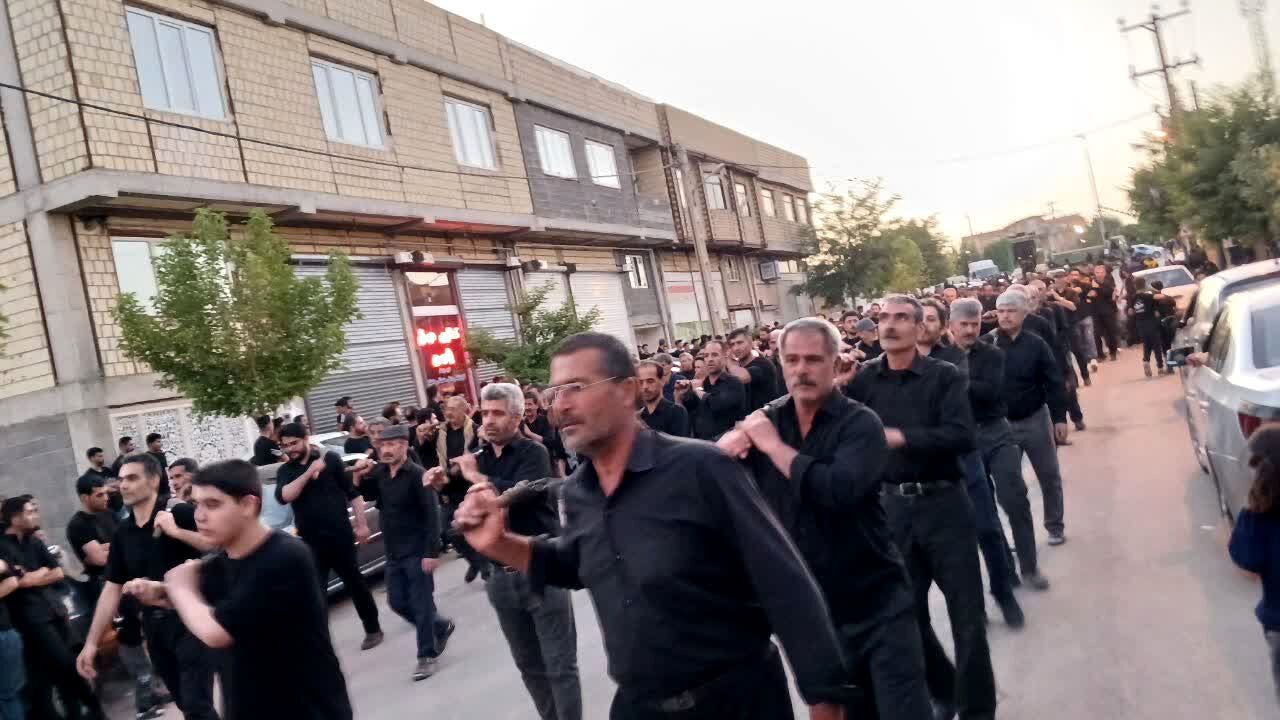 ندای «یا حسین» در کوچه‌پس‌کوچه‌های لالجین در روز عاشورا طنین‌انداز شد