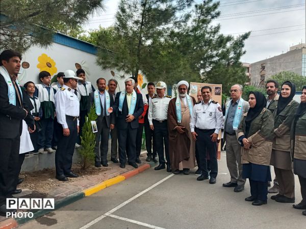 کاشت نهال به یاد دانش آموزان شهید میناب در دبستان آرمینه مصلی نژاد