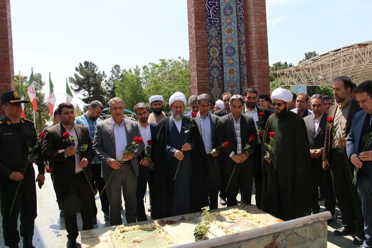 گرامی داشت مقام معلم و آئین گلباران مزار شهدای گمنام