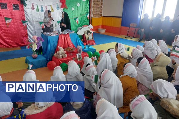 مراسم دهه‌فجر در دبستان صدیقه‌کبری فیروزکوه با اجرای سرود و تقدیر از دانش‌آموزان برگزیده