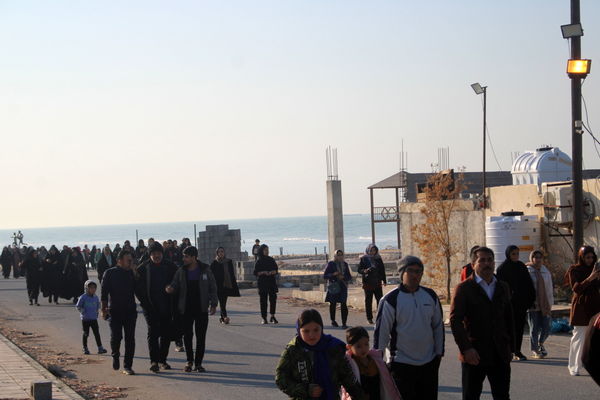 پیاده‌روی خانوادگی در روستای هلیله شهرستان بوشهر 