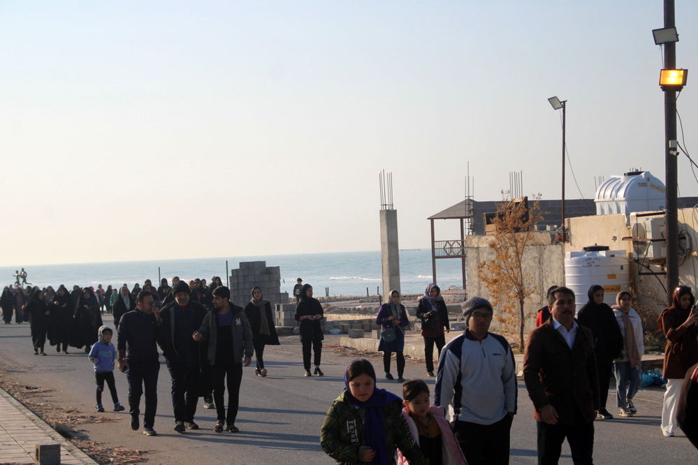 پیاده‌روی خانوادگی در روستای هلیله شهرستان بوشهر 