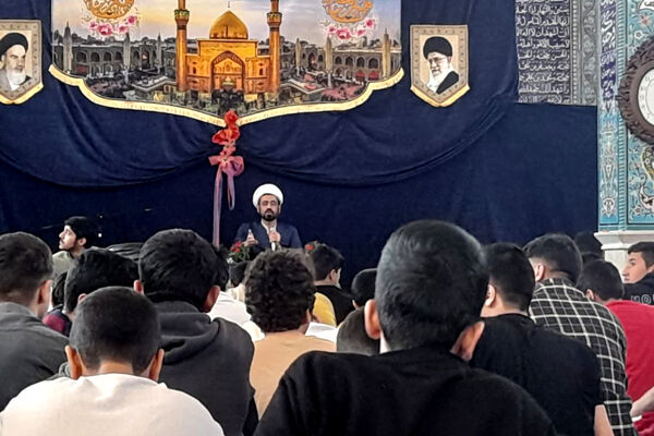 اعتکاف دانش‌آموزان دبیرستان شاهد شهید زرین کلاه شهرستان اقلید در مسجد امام حسین (ع)
