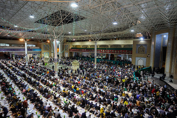 ضیافت افطاری ۲۵ هزار نفری حرم بانوی کرامت در شب میلاد کریم اهل بیت (ع)