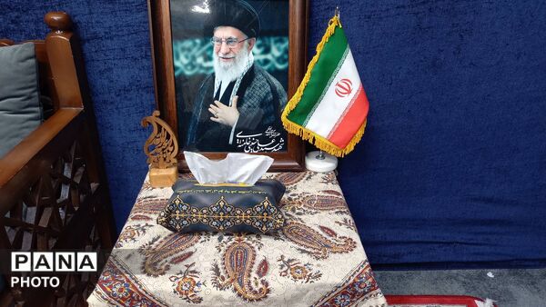 نصب تصاویر شهدا و کتیبه های محرم در هیئت‌ مسجد صاحب‌الزمان(عج)