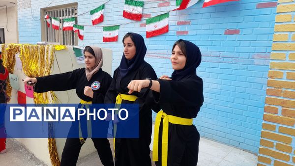 انجام حرکات ورزشی و نمادین به‌مناسبت هفته تربیت‌بدنی توسط ورزشکاران نوجوان اسلامشهر