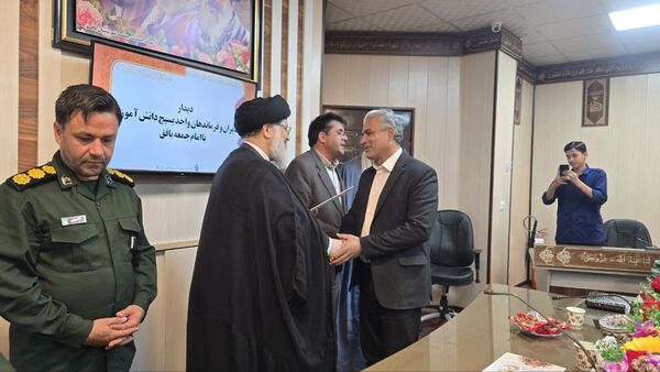 دیدار مدیران و فرماندهان بسیج دانش‌آموزی با امام جمعه بافق