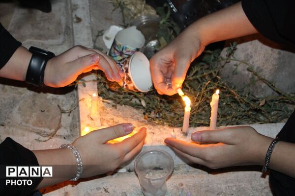 شام غریبان با روشنای شمع و اشک دلدادگان حسینی