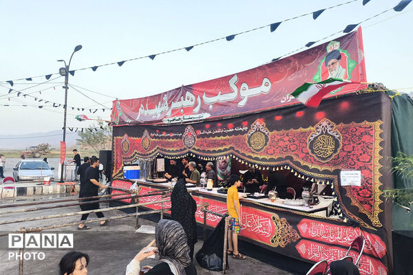 پذیرایی از زائران رضوی در مسیر بازگشت؛ خدمت بی‌منت در موکب «رهبر شهیدم»