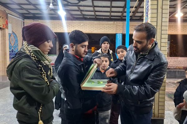 غبارروبی مزار شهدای گمنام توسط نوجوانان جهادگر شیرازی