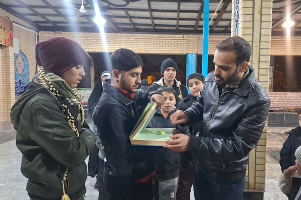 غبارروبی مزار شهدای گمنام توسط نوجوانان جهادگر شیرازی